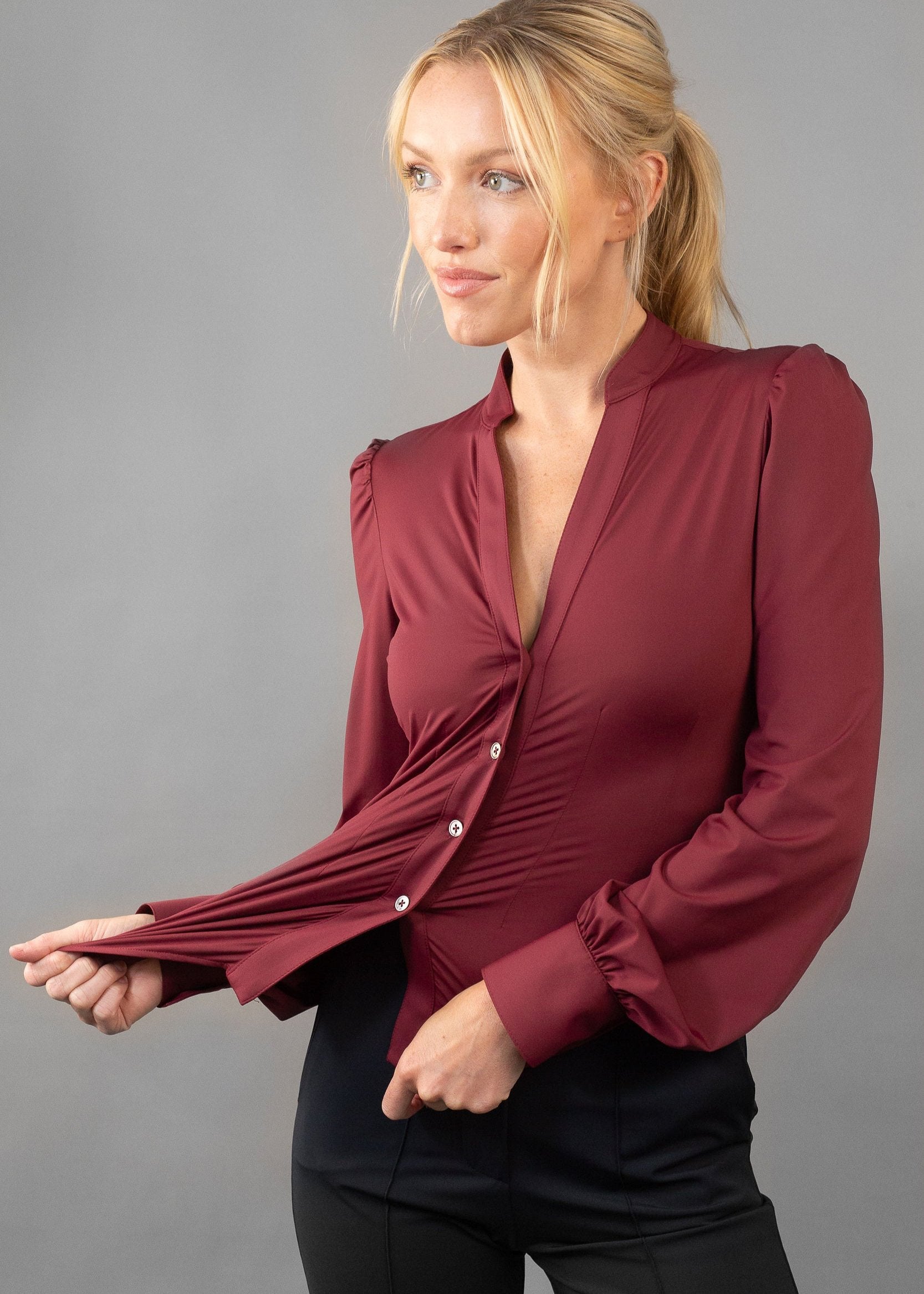 ANNA - Bluse med V-hals